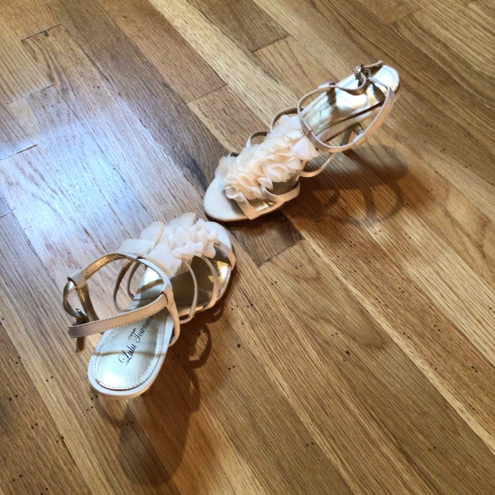 HP💝LuLu Townsend Ivory sz 7 petal accent 3” heel - Picture 5 of 7